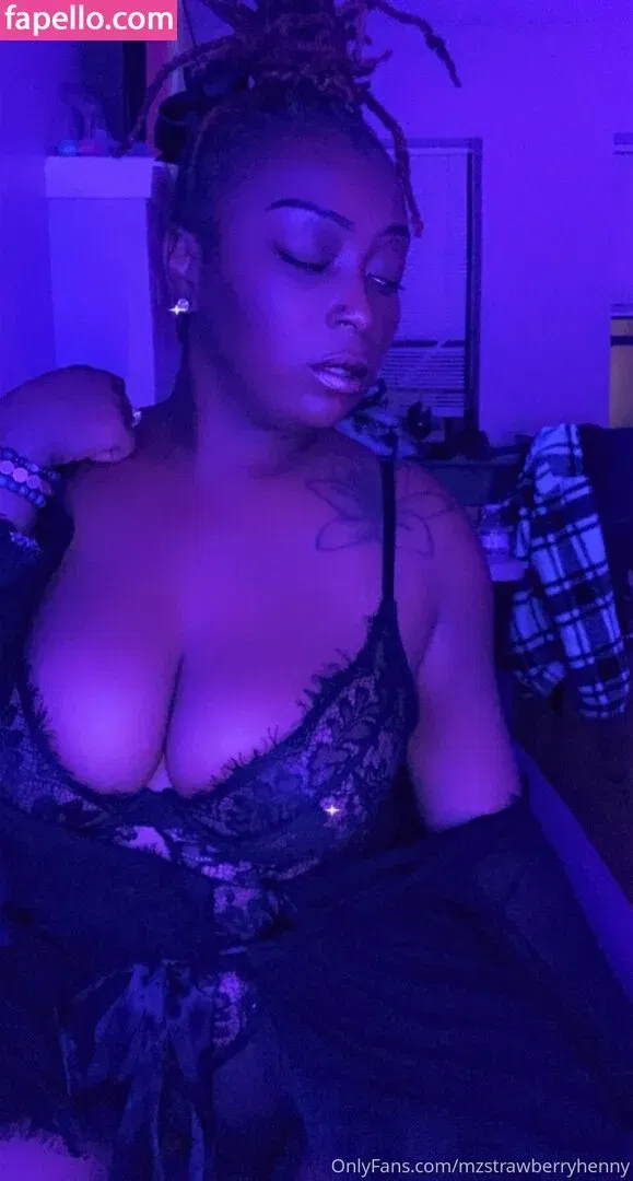 mzstrawberryhenny Onlyfans Photo Gallery 