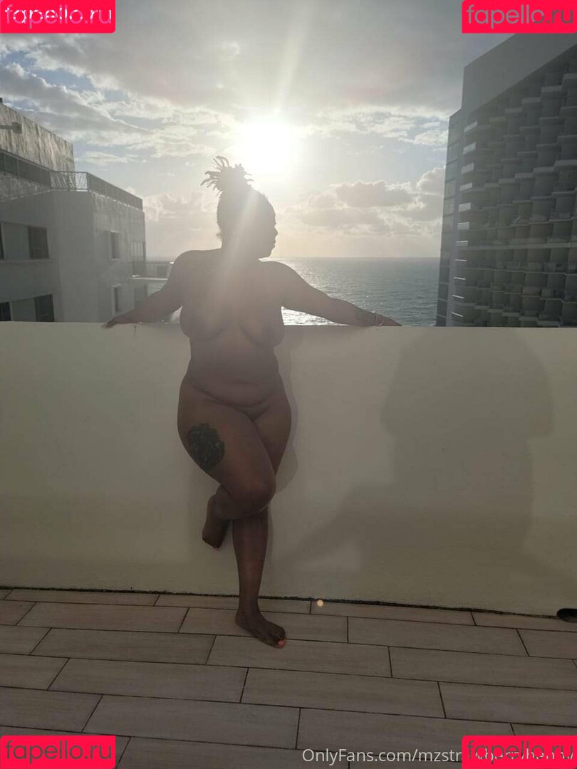 mzstrawberryhenny Onlyfans Photo Gallery 