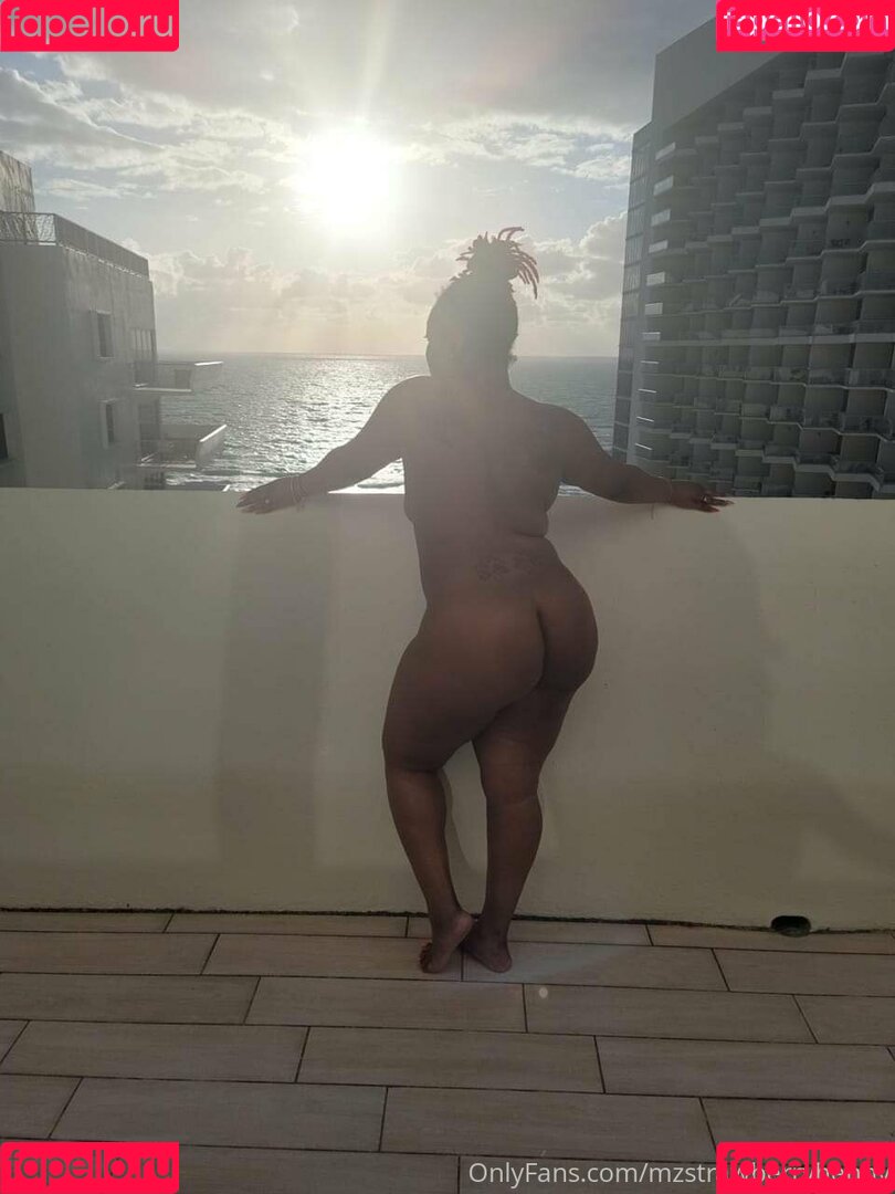 mzstrawberryhenny Onlyfans Photo Gallery 