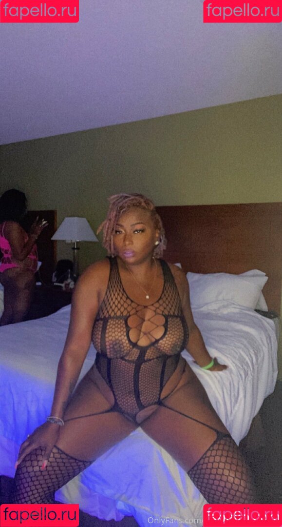 mzstrawberryhenny Onlyfans Photo Gallery 