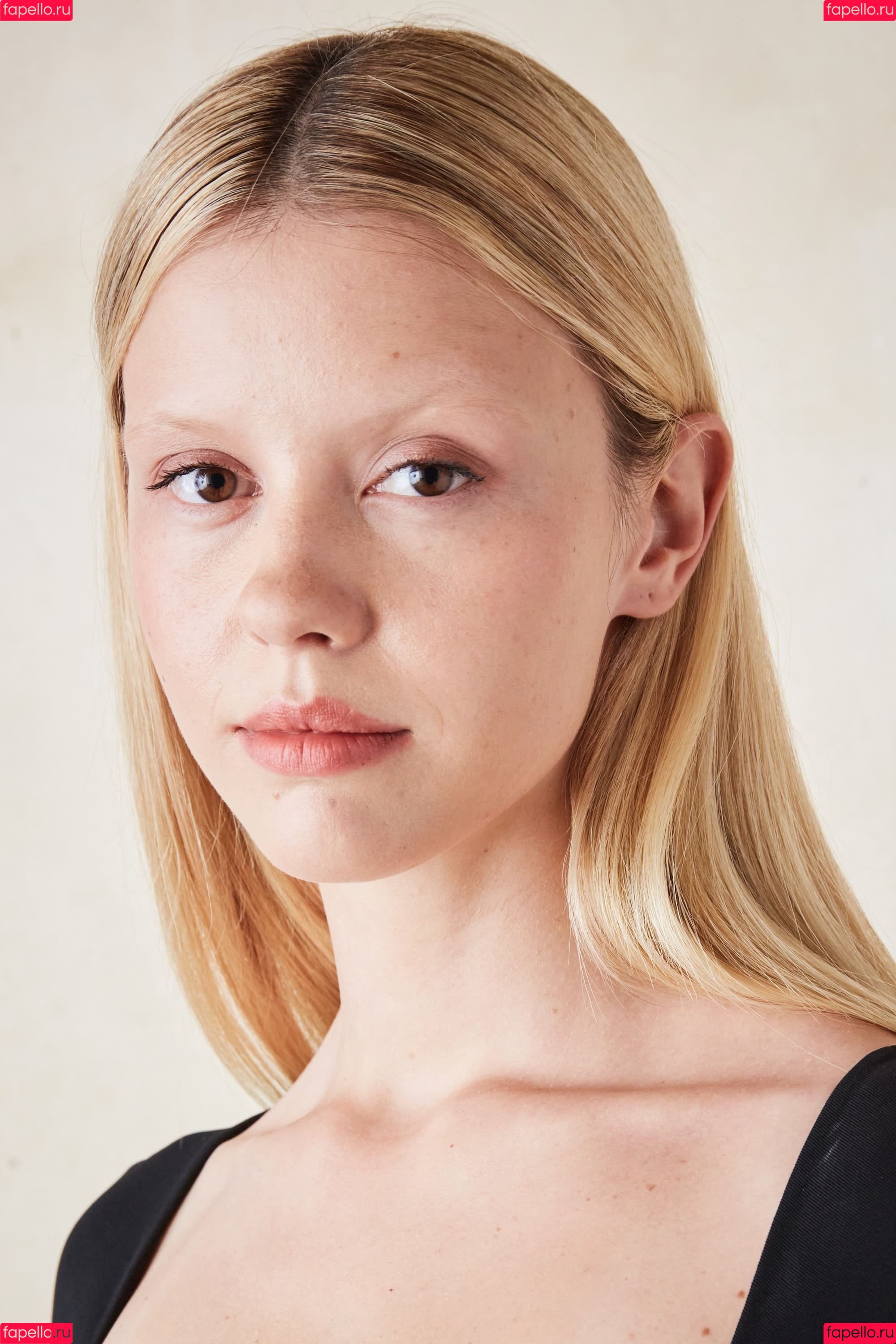 Mia Goth Onlyfans Photo Gallery 