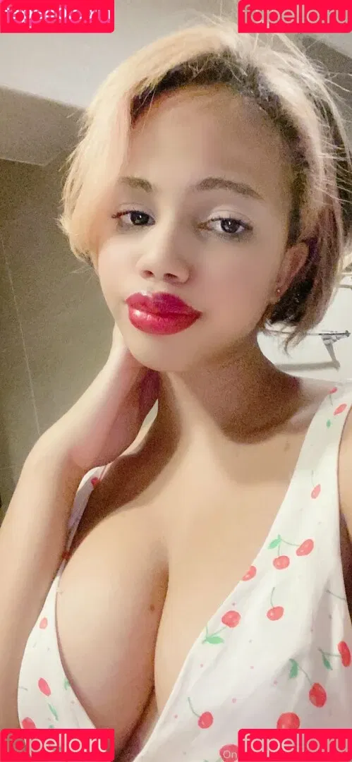 yourwaifoo Onlyfans Photo Gallery 