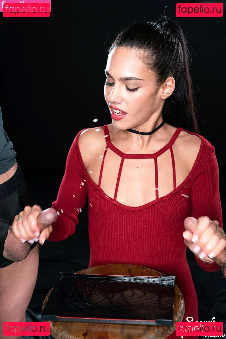 Apolonia Lapiedra Onlyfans Photo Gallery 