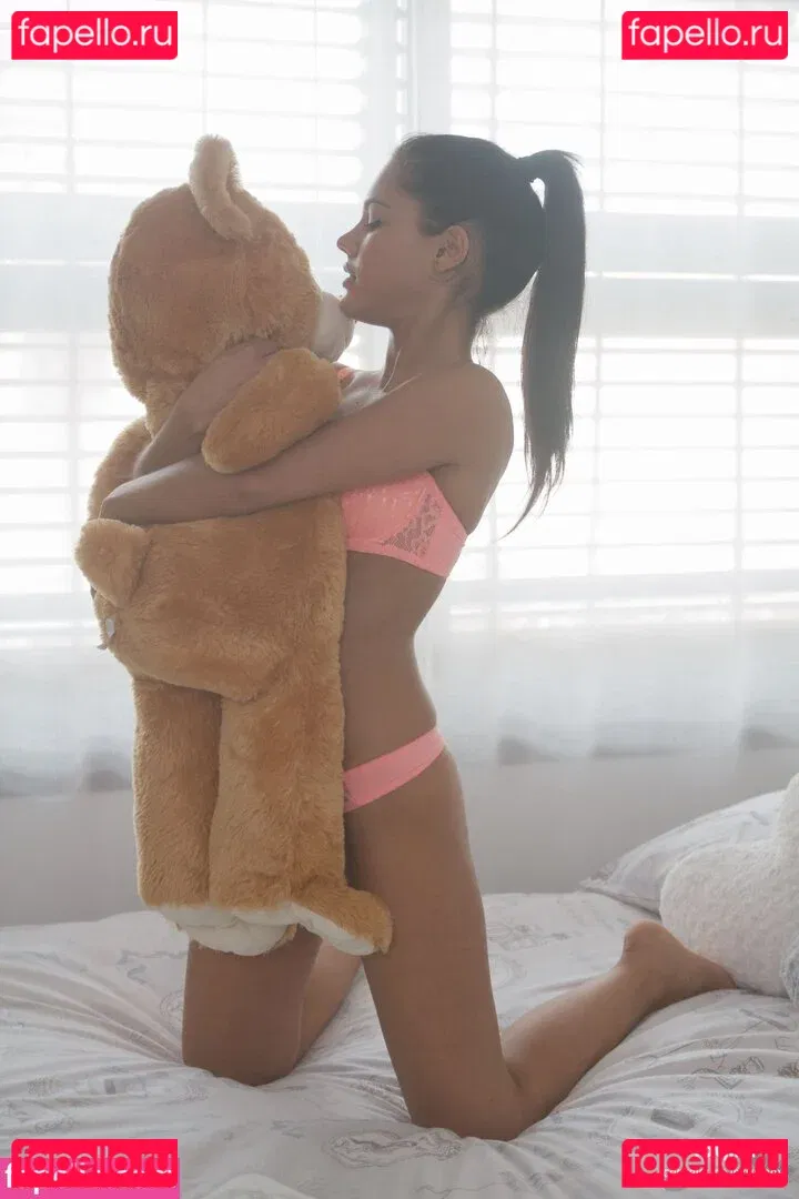 Apolonia Lapiedra Onlyfans Photo Gallery 