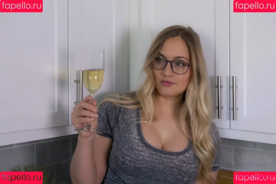 Naomi Kyle Onlyfans Photo Gallery 
