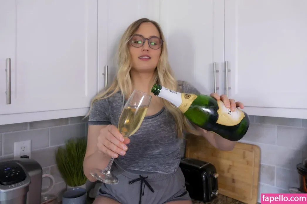 Naomi Kyle Onlyfans Photo Gallery 