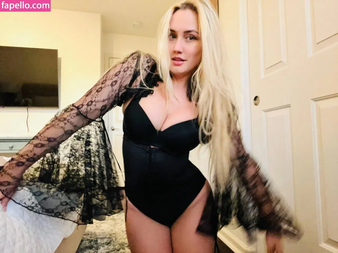 Naomi Kyle Onlyfans Photo Gallery 