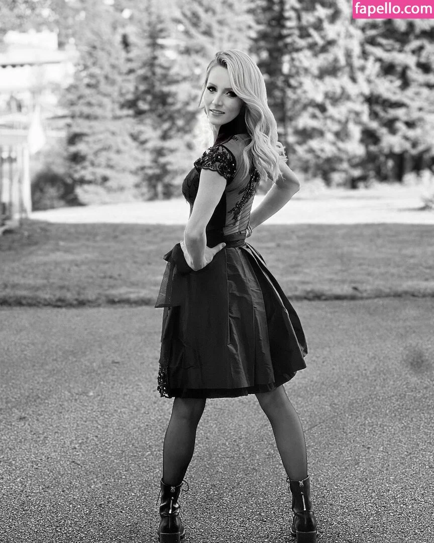 Melissa Naschenweng Onlyfans Photo Gallery 