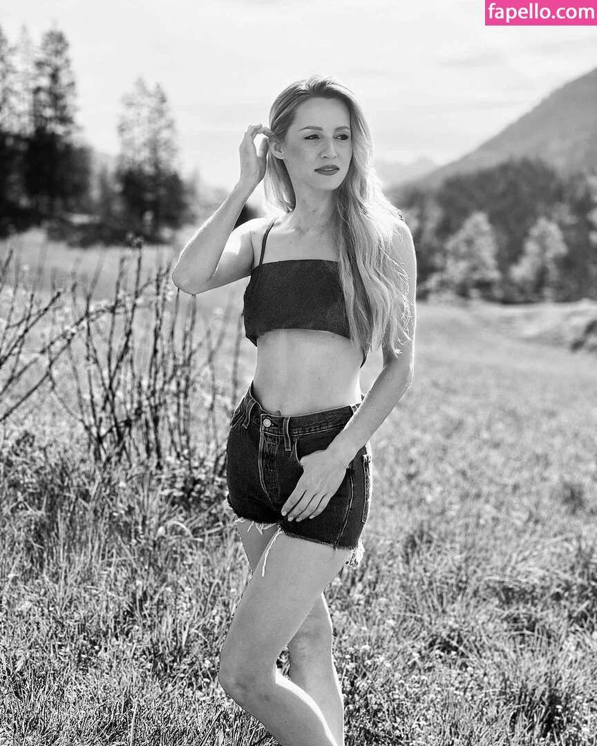 Melissa Naschenweng Onlyfans Photo Gallery 