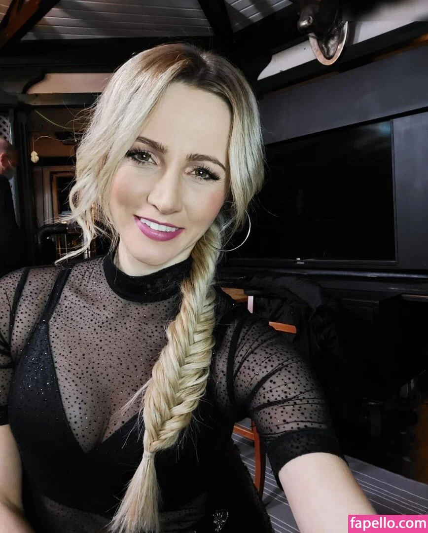 Melissa Naschenweng Onlyfans Photo Gallery 