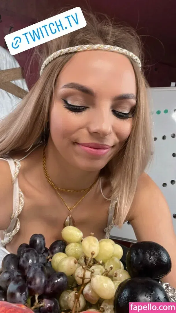 busya18plus Onlyfans Photo Gallery 