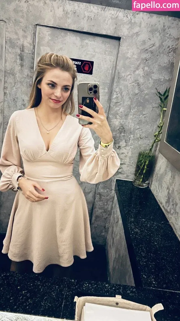 busya18plus Onlyfans Photo Gallery 