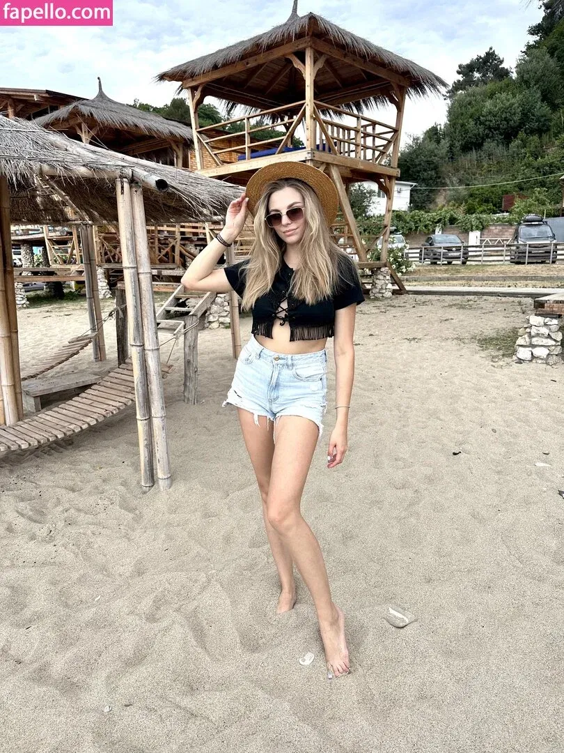 busya18plus Onlyfans Photo Gallery 