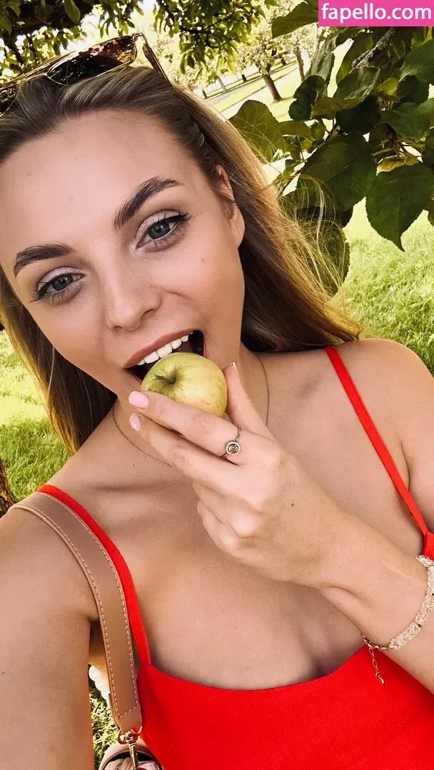 busya18plus Onlyfans Photo Gallery 