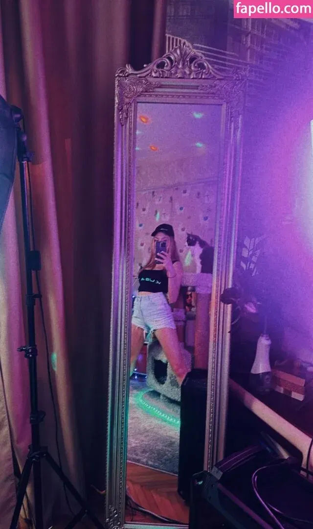 busya18plus Onlyfans Photo Gallery 