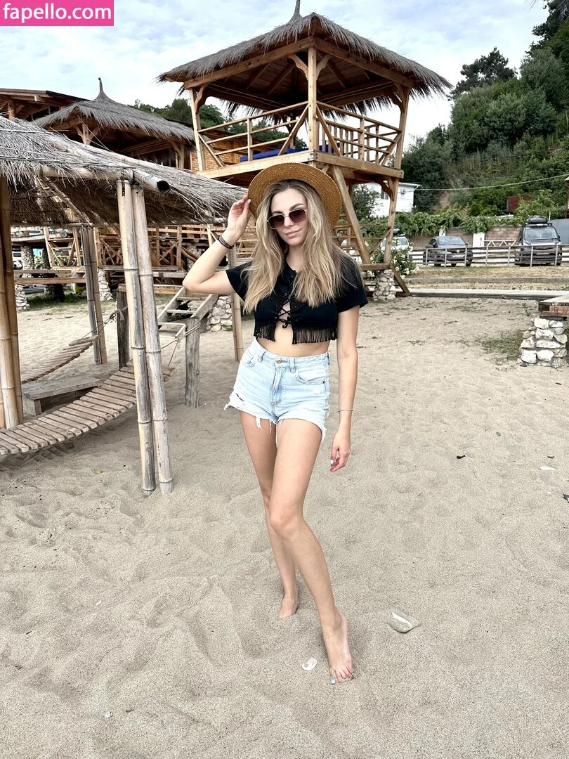 busya18plus Onlyfans Photo Gallery 