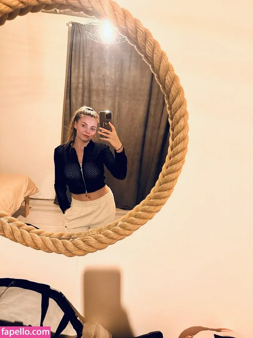 busya18plus Onlyfans Photo Gallery 