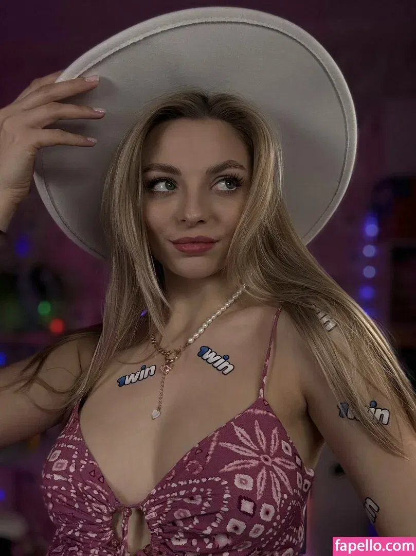 busya18plus Onlyfans Photo Gallery 