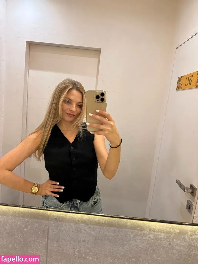 busya18plus Onlyfans Photo Gallery 