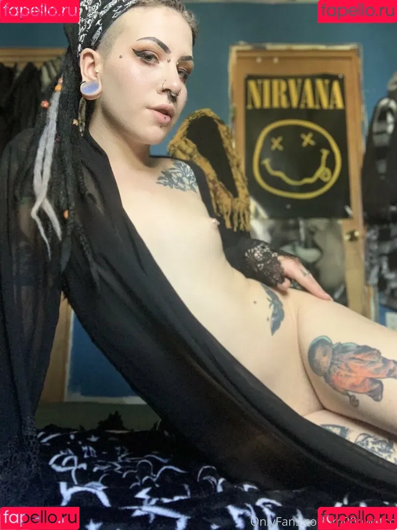 m00nwxtch Onlyfans Photo Gallery 