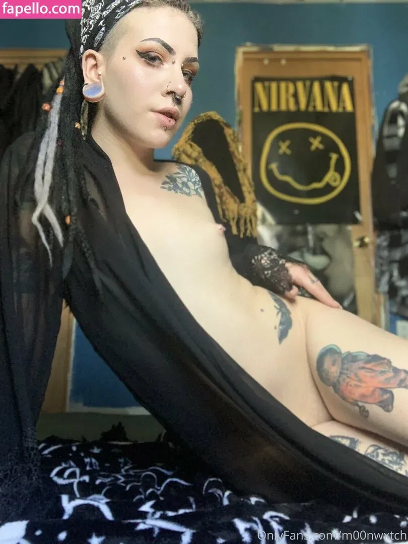 m00nwxtch Onlyfans Photo Gallery 