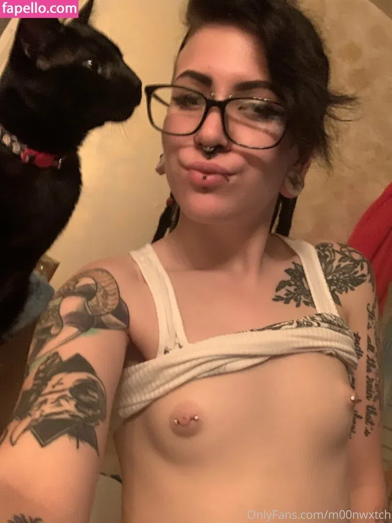 m00nwxtch Onlyfans Photo Gallery 