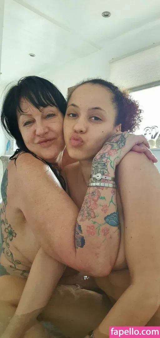 Mum_Vs_Daughter Onlyfans Photo Gallery 
