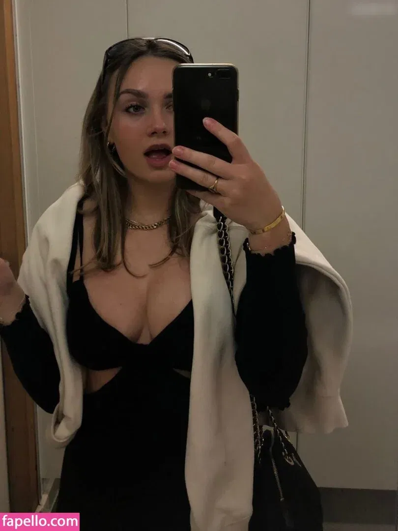 Sophie Crawley Onlyfans Photo Gallery 