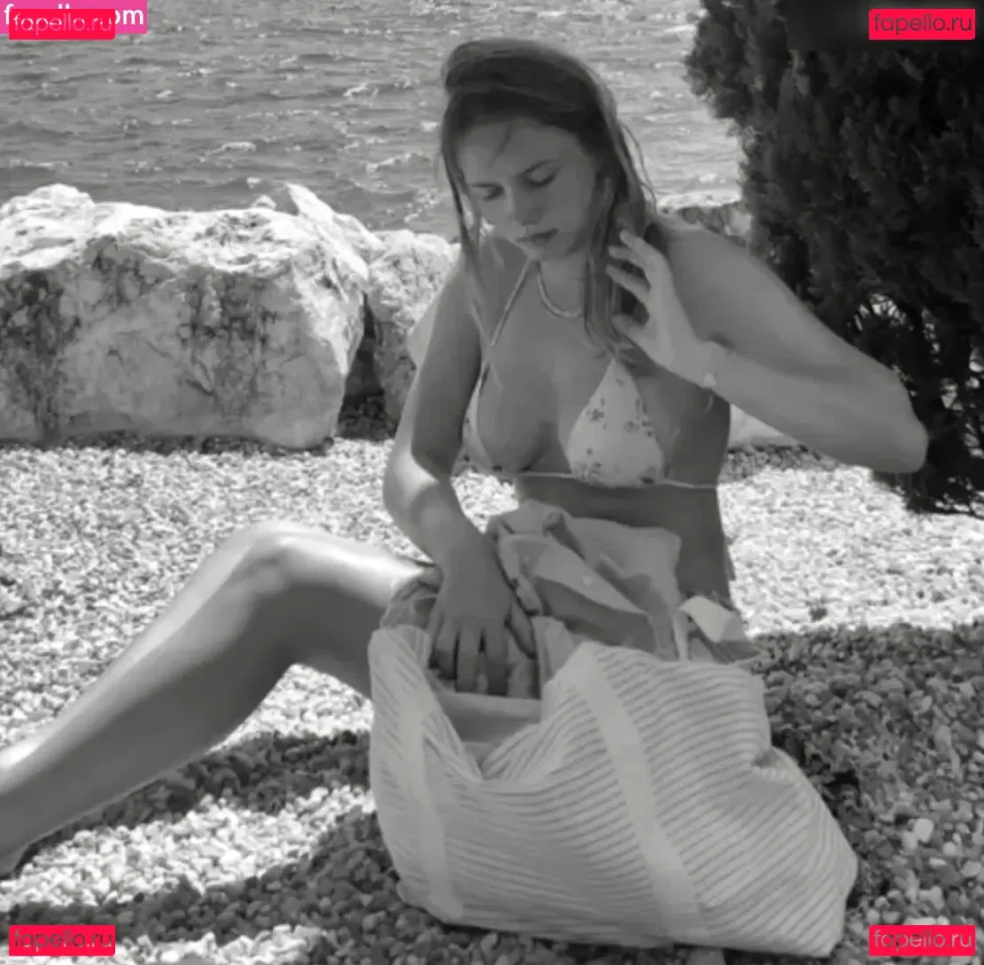 Sophie Crawley Onlyfans Photo Gallery 