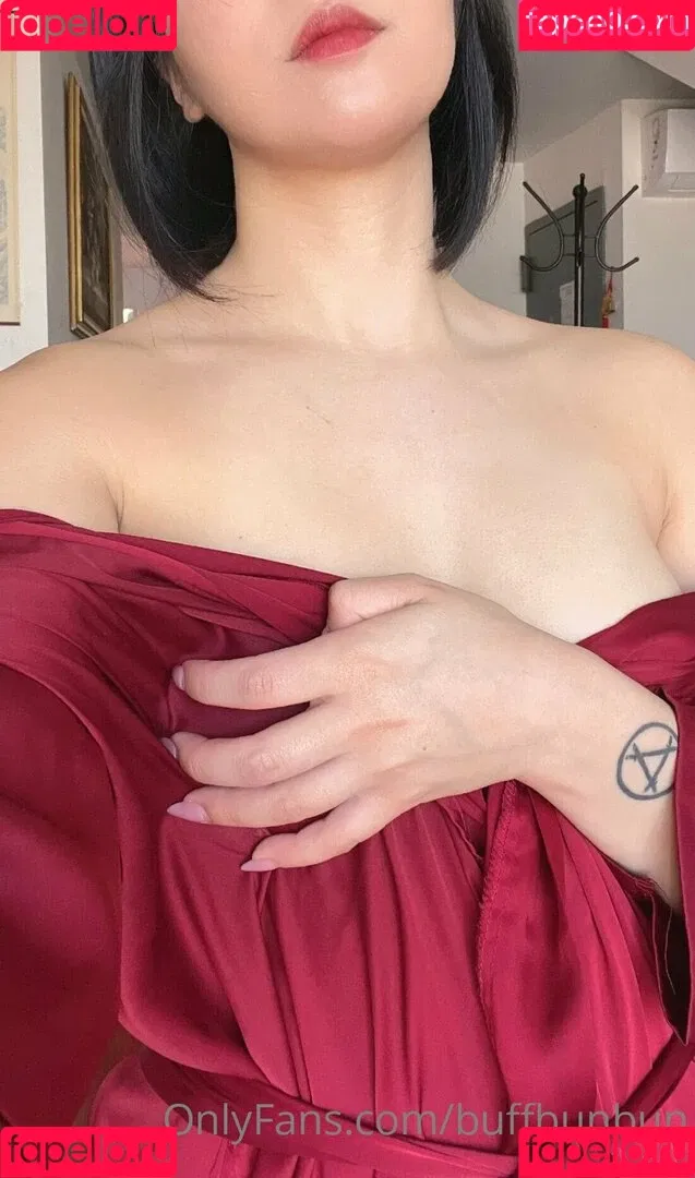 womanwearingred Onlyfans Photo Gallery 