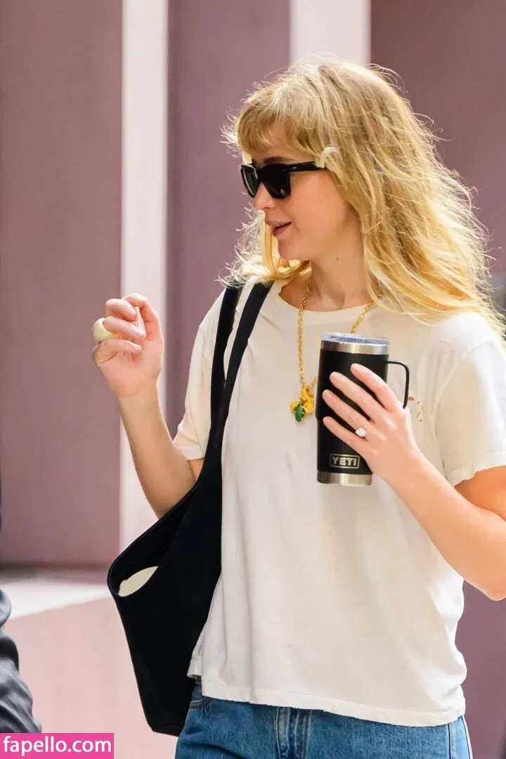 Jennifer Lawrence Onlyfans Photo Gallery 