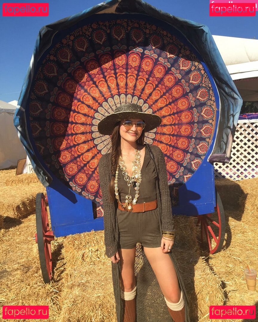 Madeline Carroll Nude Onlyfans Photo 40