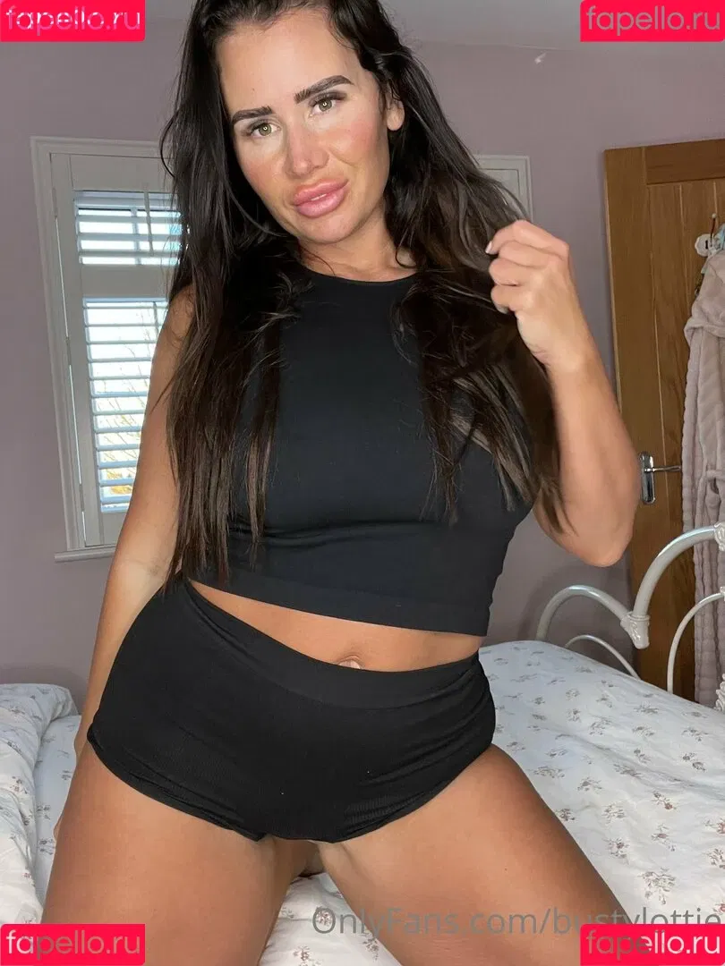 bustylottie Onlyfans Photo Gallery 