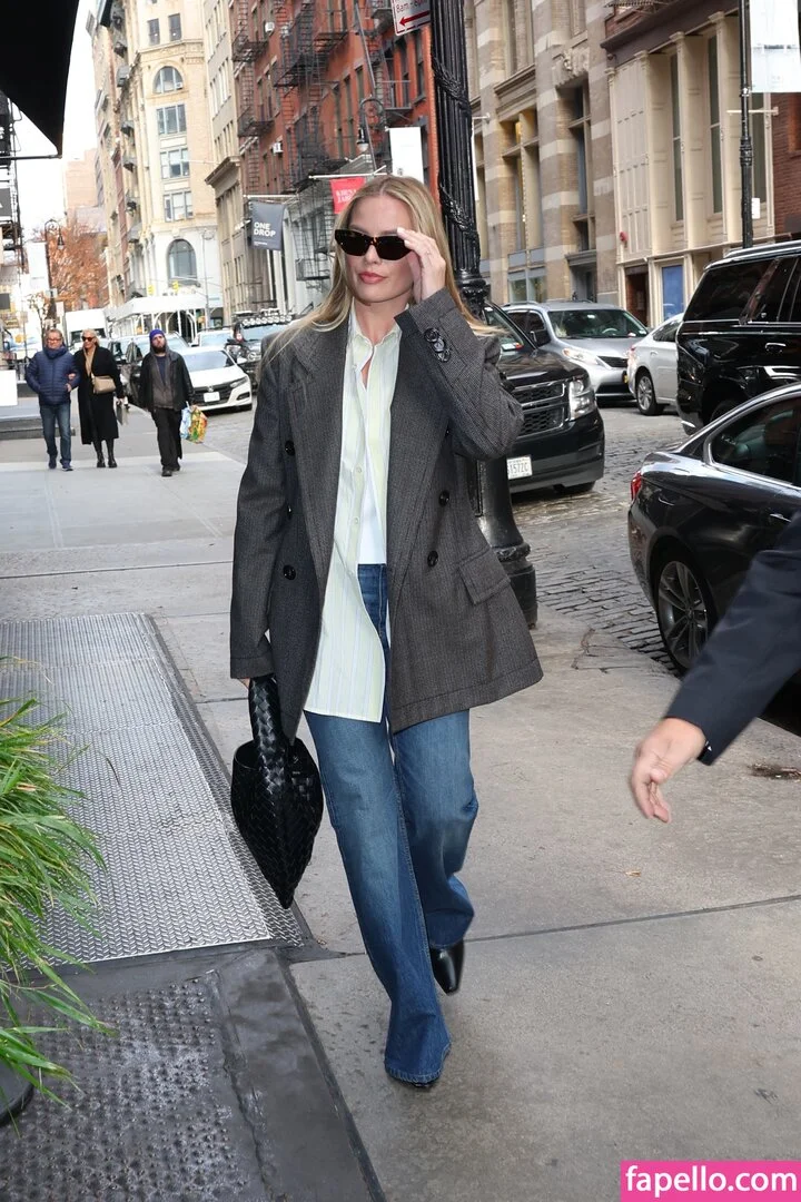 Margot Robbie Onlyfans Photo Gallery 