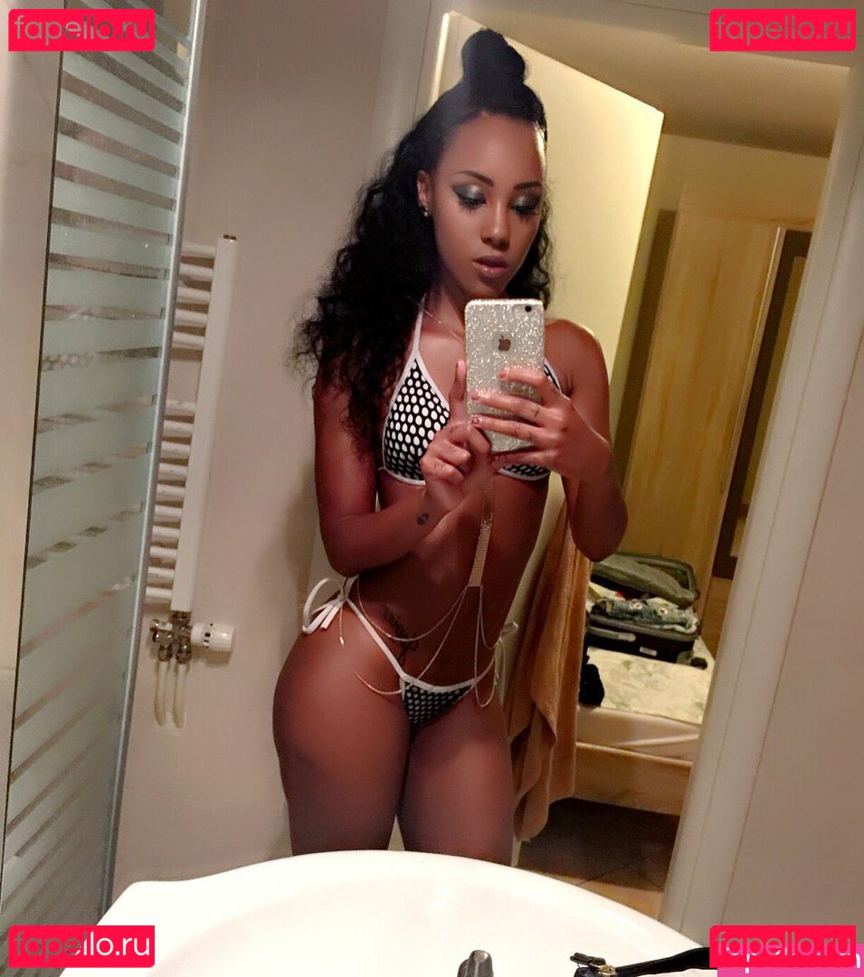 Noé Milk Nude Onlyfans Photo 6