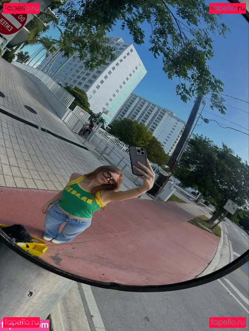 Larsen Thompson Onlyfans Photo Gallery 