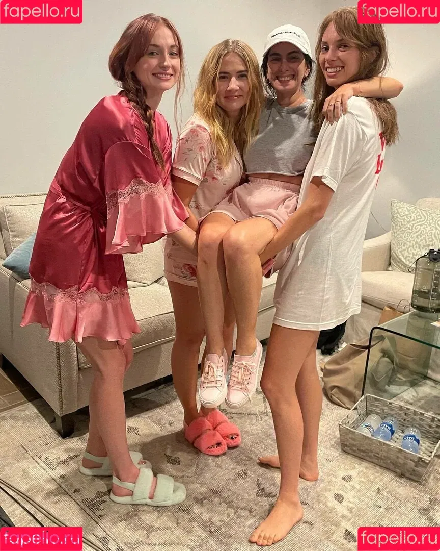 Maya Hawke Onlyfans Photo Gallery 