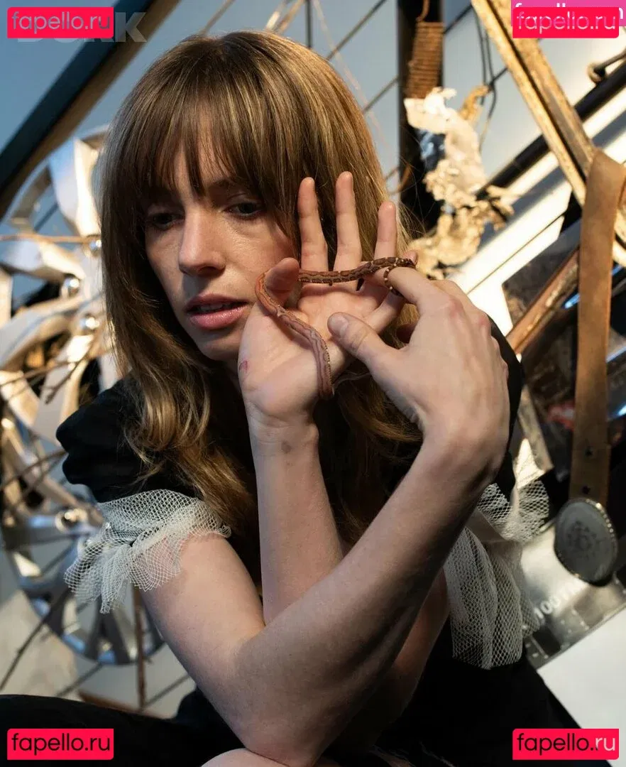 Maya Hawke Onlyfans Photo Gallery 