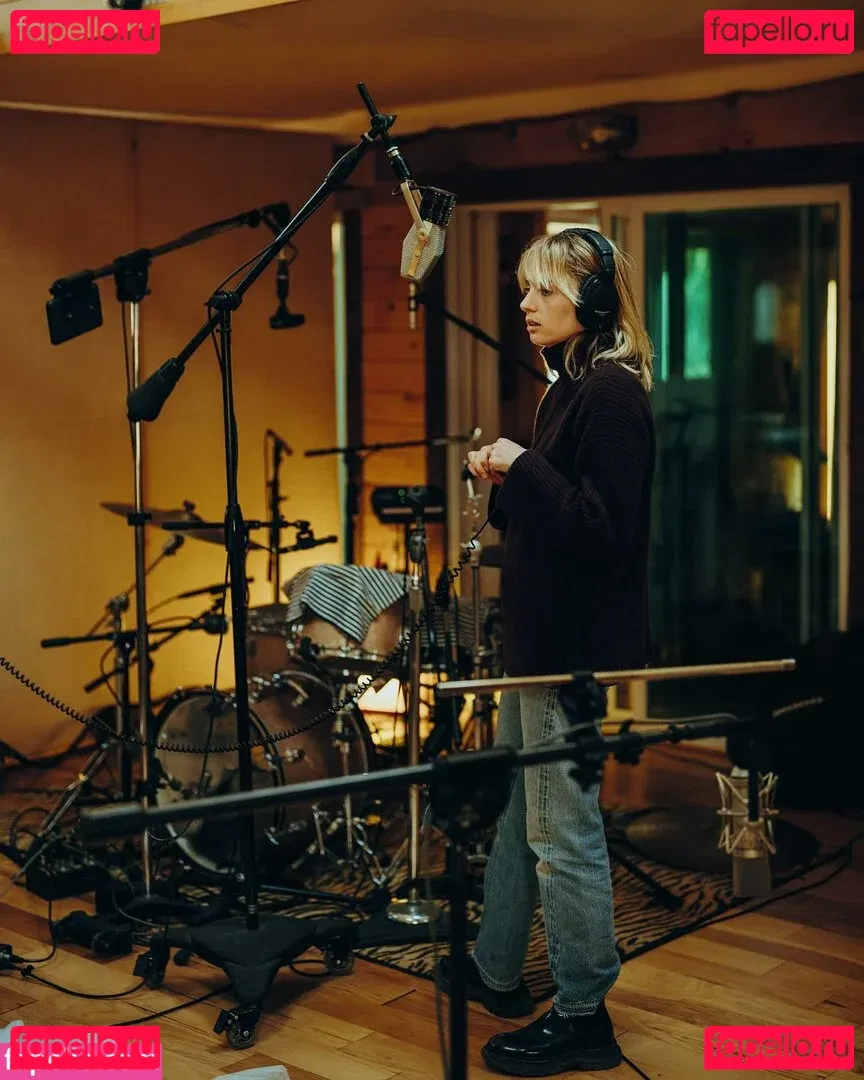 Maya Hawke Onlyfans Photo Gallery 