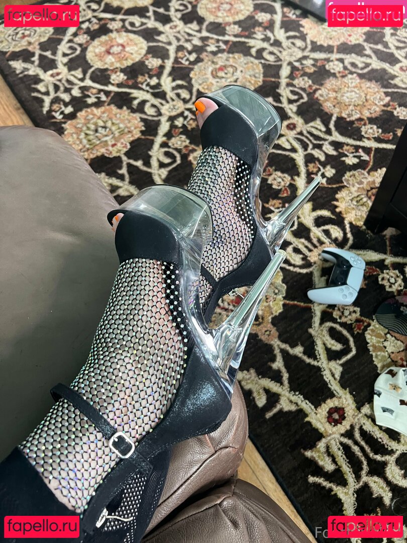 footfondling Nude Onlyfans Photo 10