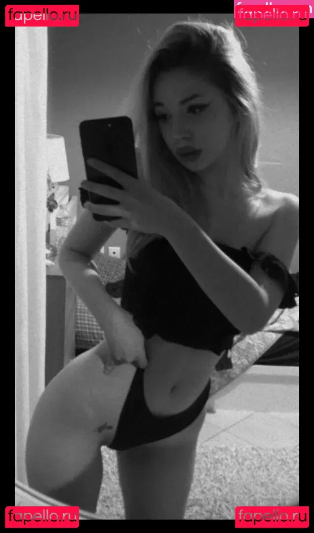 emineaptt Onlyfans Photo Gallery 