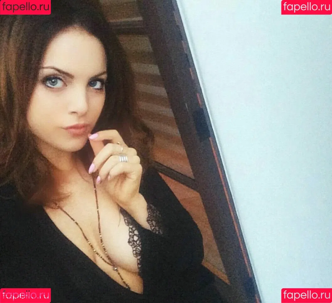 Elizabeth Gillies Onlyfans Photo Gallery 