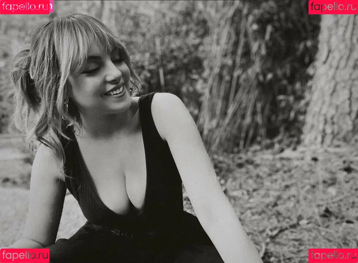 Elizabeth Gillies Onlyfans Photo Gallery 