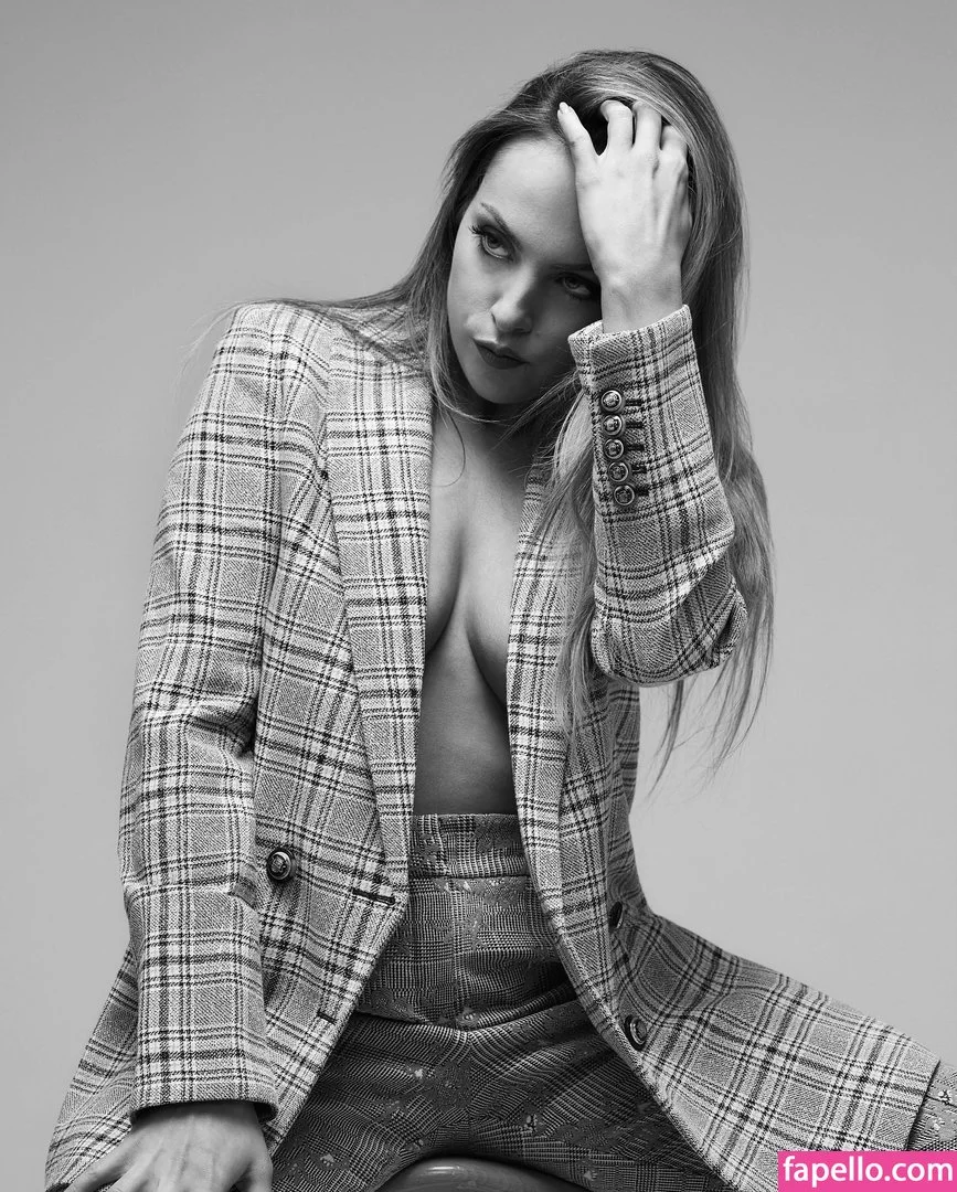 Elizabeth Gillies Onlyfans Photo Gallery 