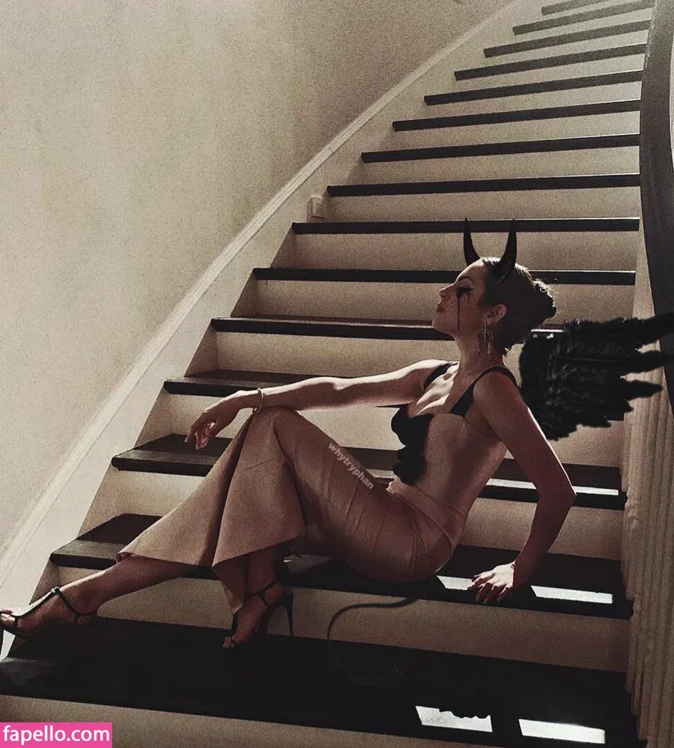 Elizabeth Gillies Onlyfans Photo Gallery 