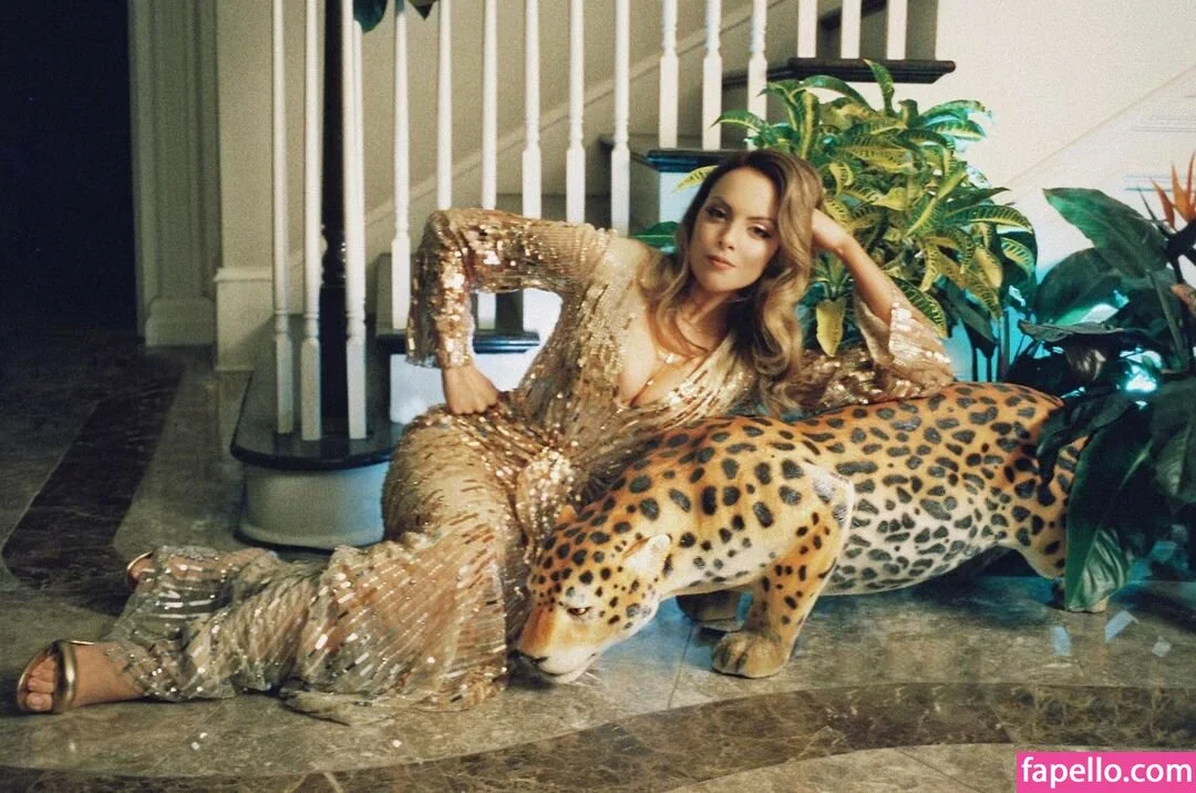 Elizabeth Gillies Onlyfans Photo Gallery 