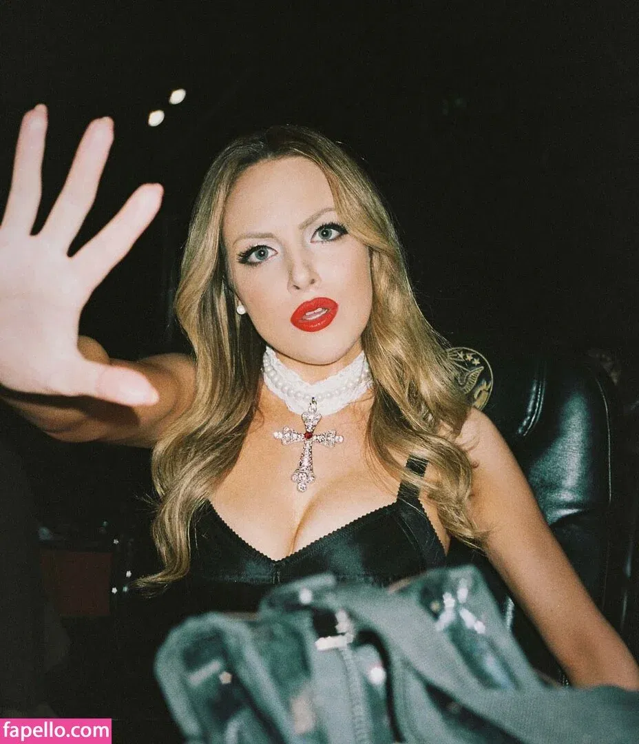 Elizabeth Gillies Onlyfans Photo Gallery 