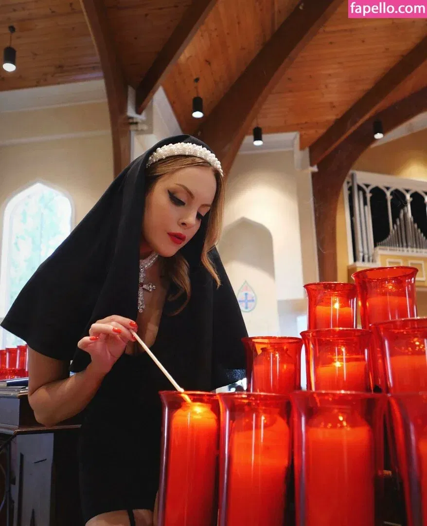 Elizabeth Gillies Onlyfans Photo Gallery 