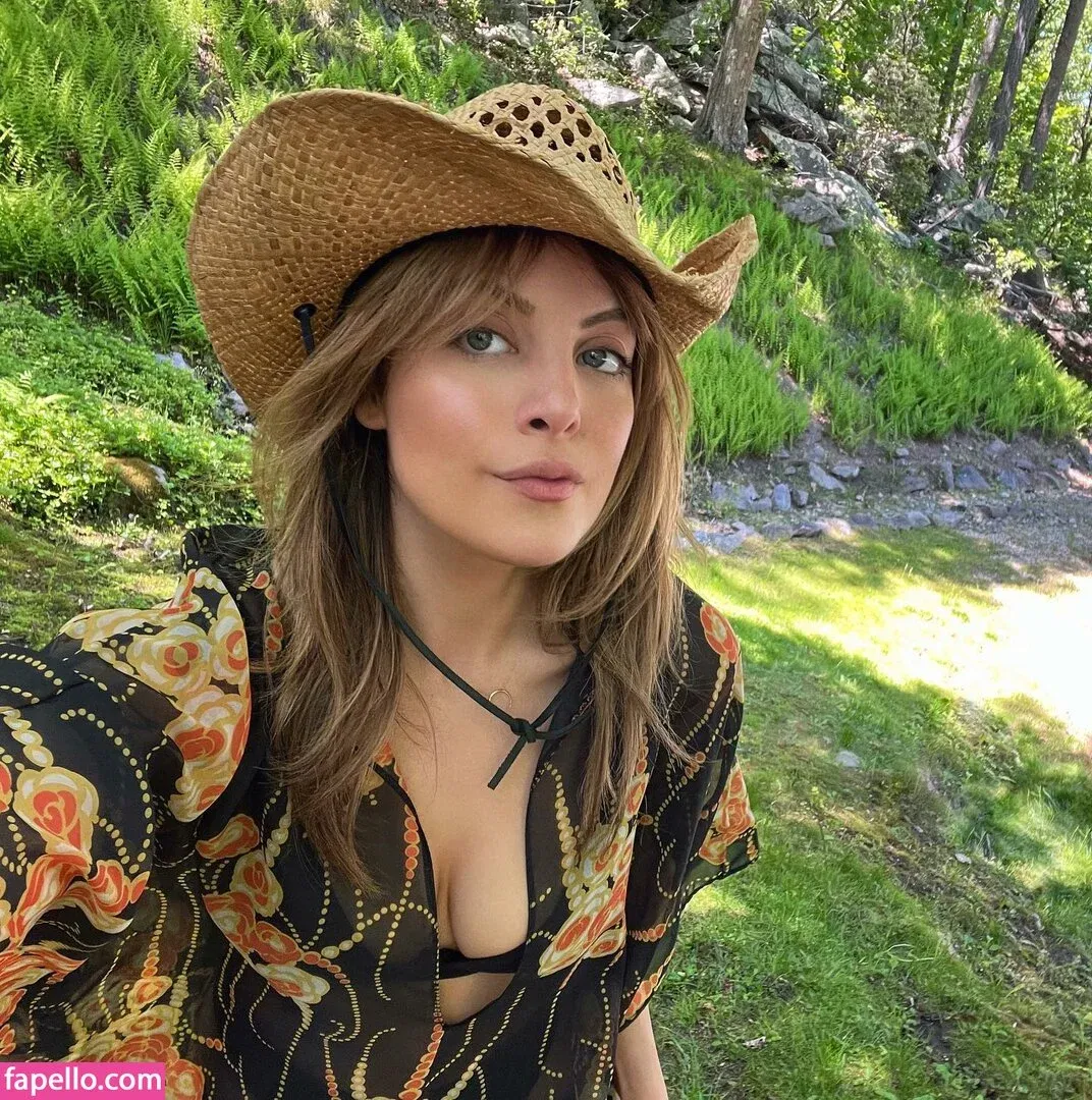 Elizabeth Gillies Onlyfans Photo Gallery 