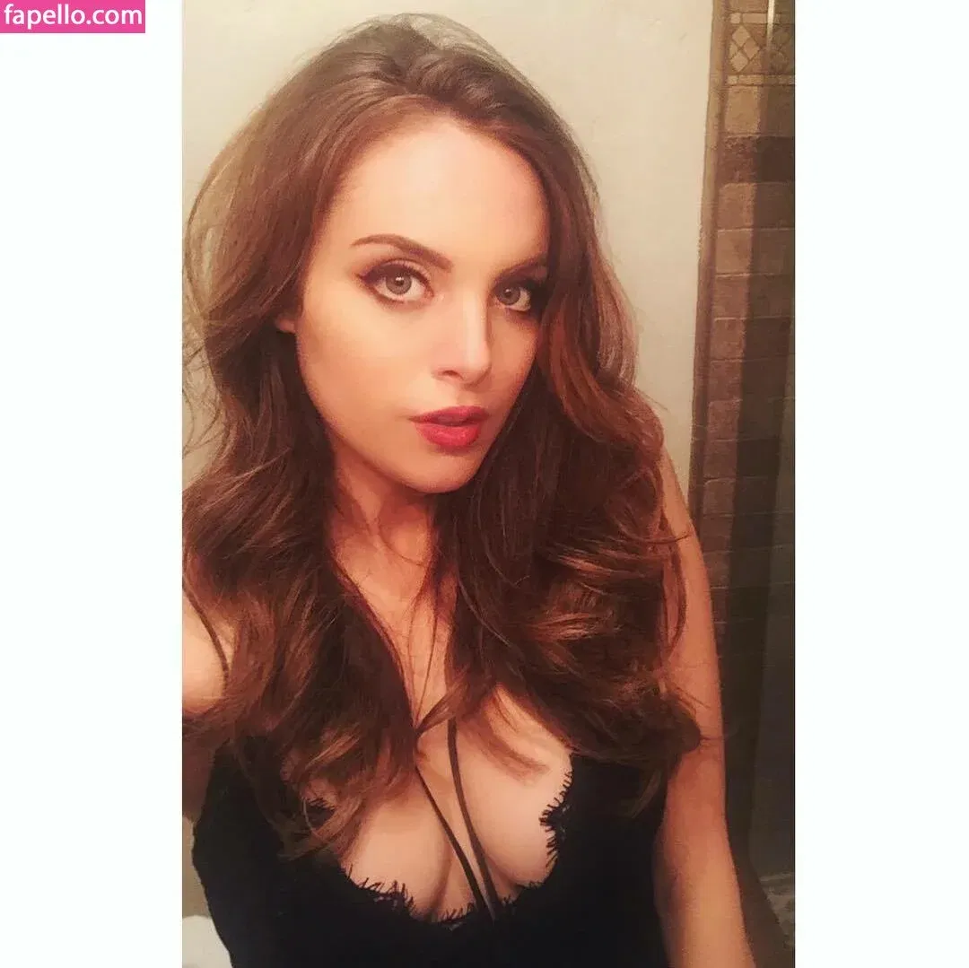 Elizabeth Gillies Onlyfans Photo Gallery 
